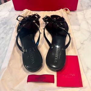 Valentino Garavani Rockstud black sandals / thongs